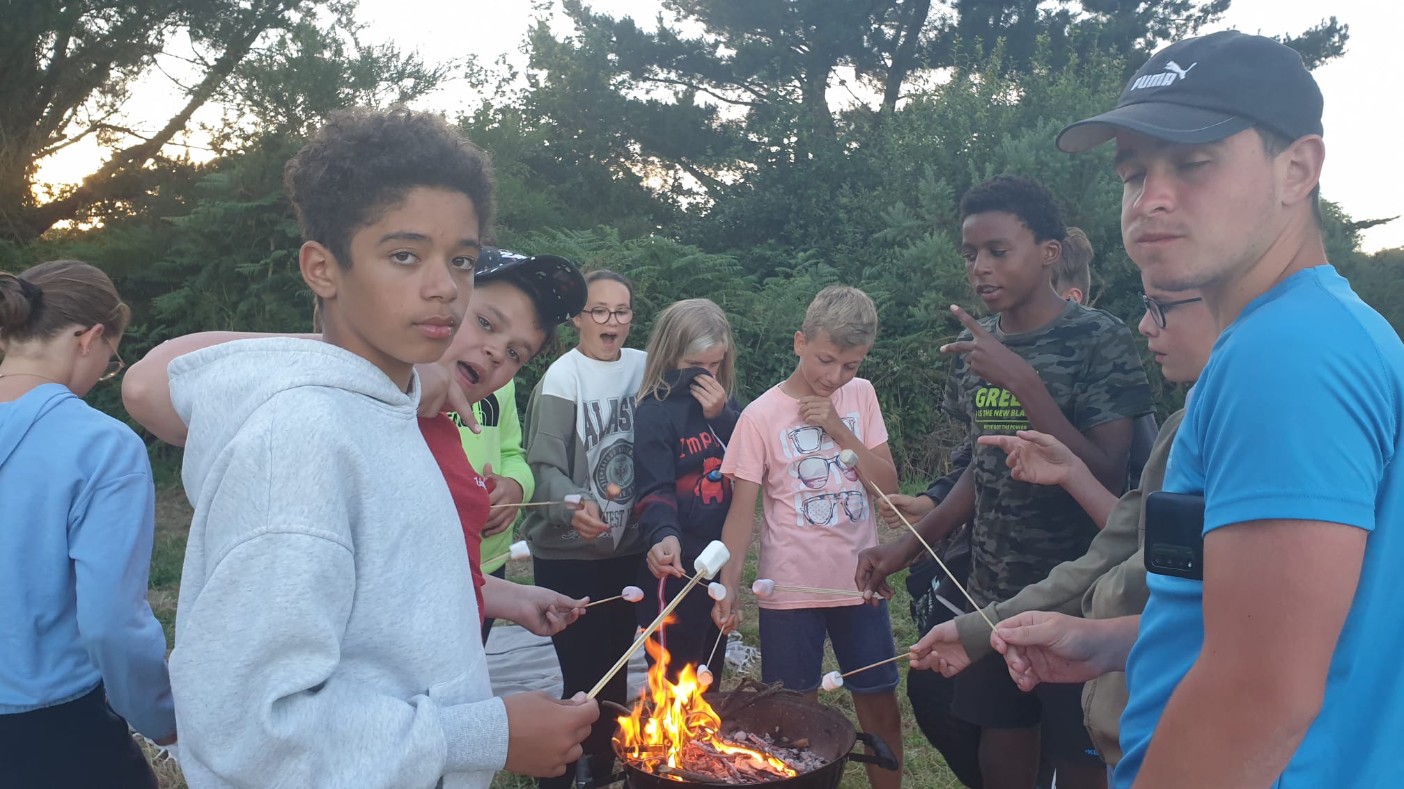 Barbecue et chamallows pendant le bivouac